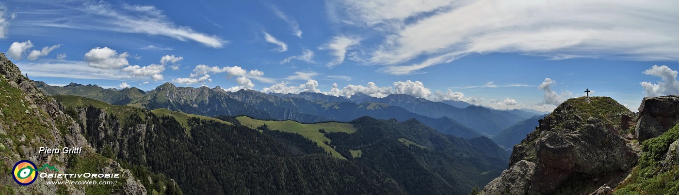 65 Vista panoramica accanto al torrione roccioso .jpg